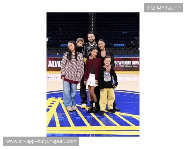 库里和妻子合拍家庭视频,亲子互动圈粉无数